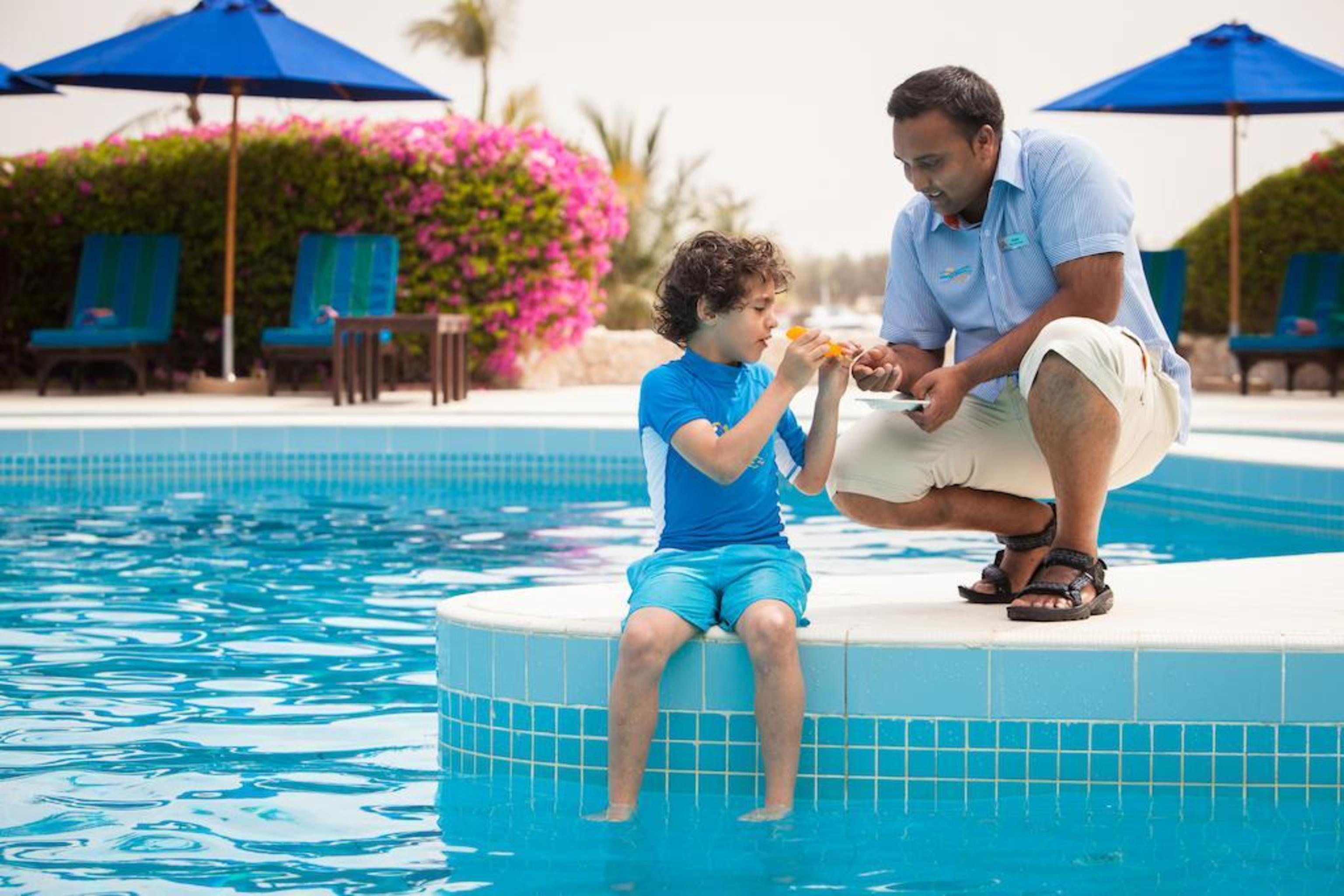 Ja The Resort - Ja Beach Hotel, Dubái Exterior foto A father and son at a pool