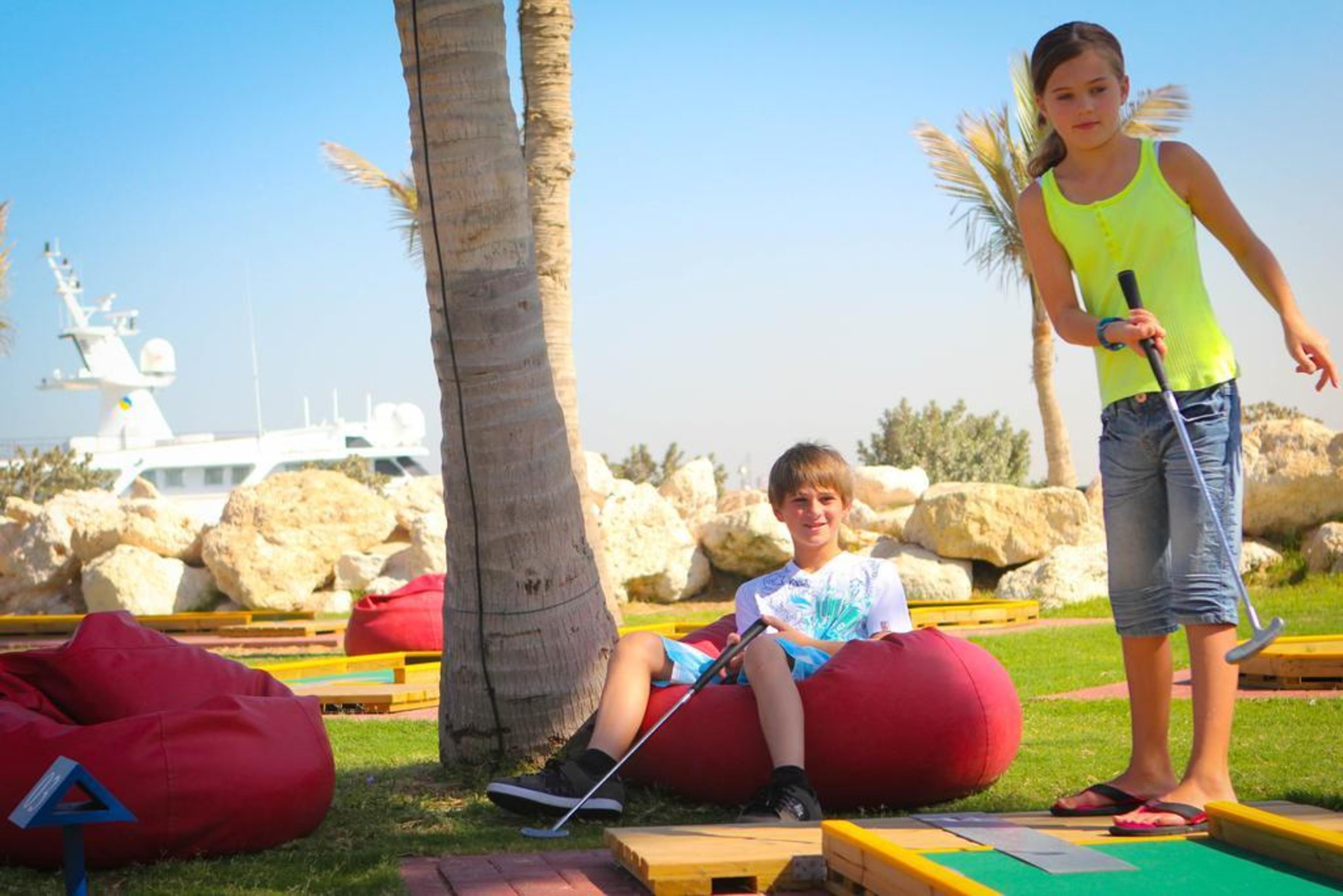Ja The Resort - Ja Beach Hotel, Dubái Exterior foto Children playing mini golf